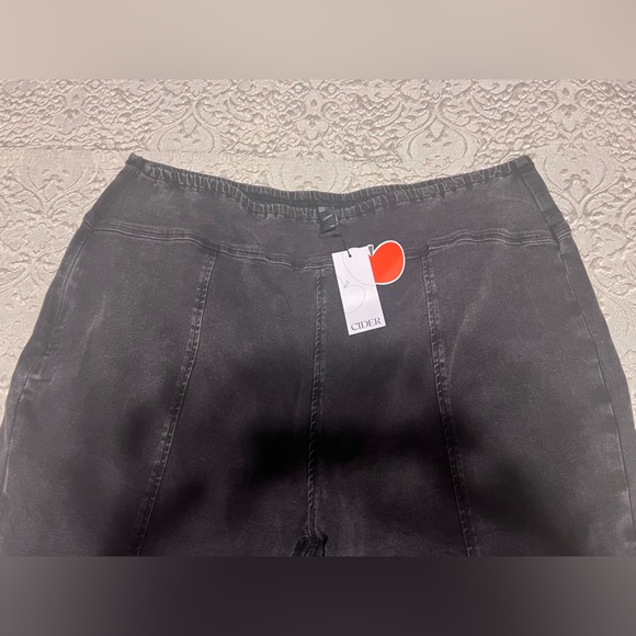 Flattering & Stylish Black Flare Jeans - Picture 4 of 5